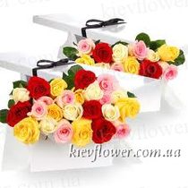 25 разноцветных роз в подарочной коробке